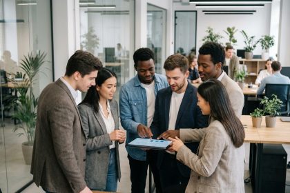 Groupe de jeunes professionnels en réunion de travail