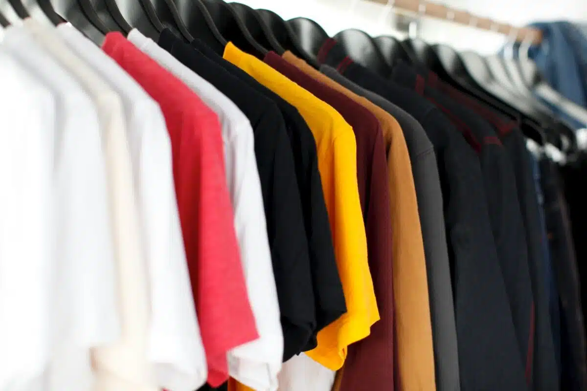 t shirts de plusieurs couleurs